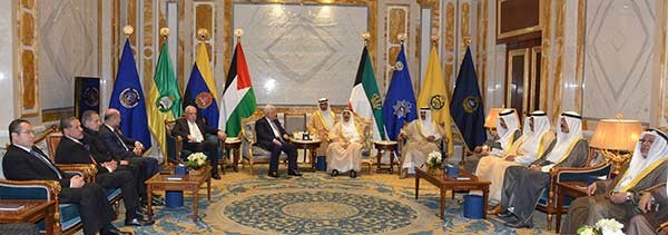 صاحب السمو الأمير الشيخ صباح الأحمد خلال لقائه الرئيس الفلسطيني محمود عباس