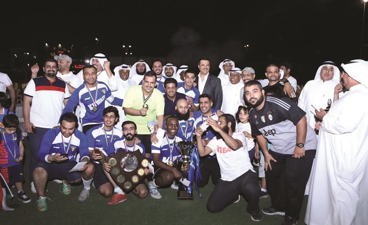 د. جمال الحربي مع الفريق الفائز بالكأس﻿