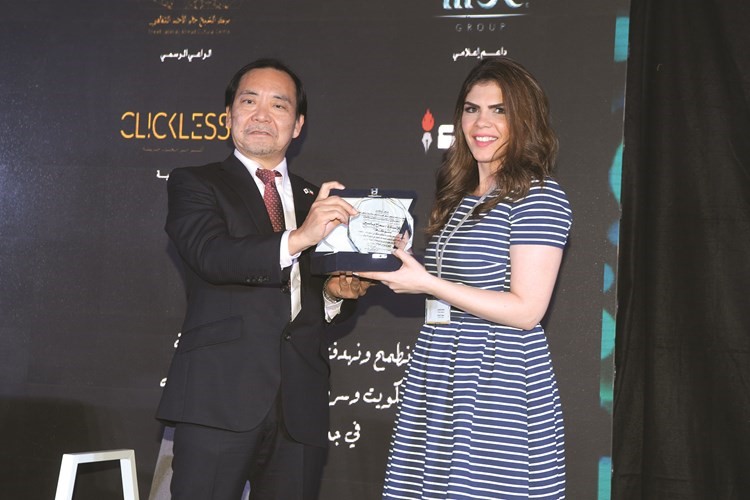السفير الياباني مكرما سماح ياسين ﻿