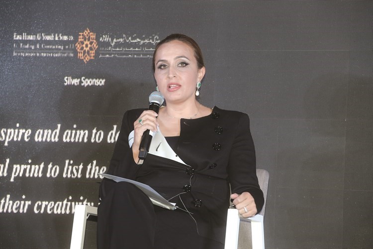 الممثلة عن مركز جابر الاحمد الثقافي هيفاء المهنا متحدثة إلى الحضور ﻿