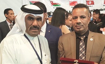الامين العام للاتحاد محمد الشرقاوي يسلم الزميل مفرح الشمري درع الإبداع﻿