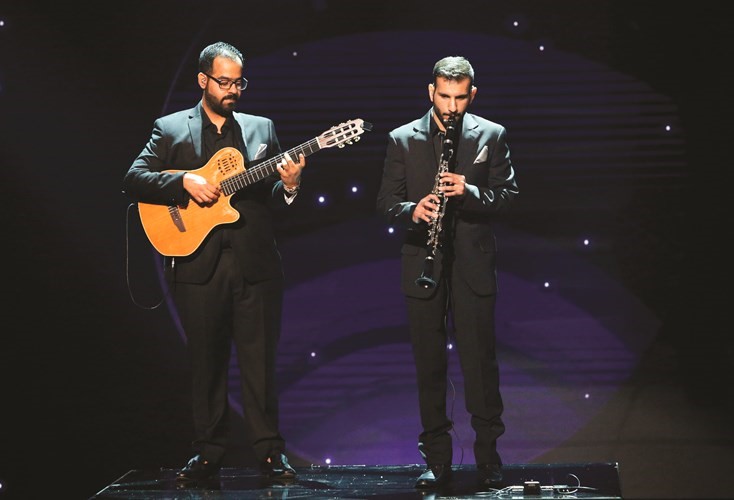 الموهبة الكويتية عبداللطيف غازي والبحريني محمد جباري في البرنامج﻿