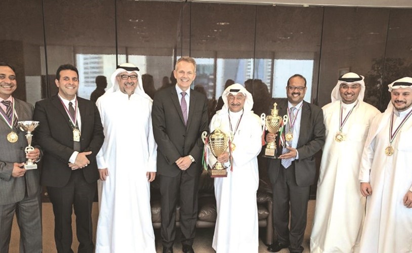 فريق البنك الأهلي المتحد للبولينغ مع الرئيس التنفيذي ريتشارد جروفس ومدير عام الموارد البشرية نقيب أمين﻿