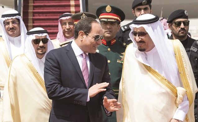 خادم الحرمين الشريفين الملك سلمان بن عبدالعزيز مستقبلا الرئيس عبدالفتاح السيسي في مطار قاعدة الملك سلمان الجوية	(واس)﻿