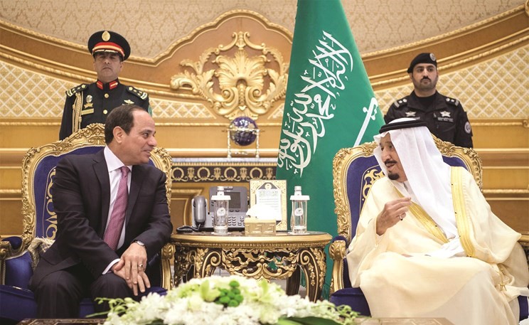خادم الحرمين الشريفين الملك سلمان بن عبدالعزيز متحدثا مع الرئيس عبدالفتاح السيسي في صالة التشريفات قبل الانتقال إلى القصر الملكي 	(أ.ف.پ)﻿