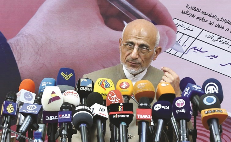 المرشح الرئاسي الإيراني المحافظ مصطفى ميرسليم يتحدث في مؤتمر صحافي في طهران امس 	(أ.ف.پ)﻿