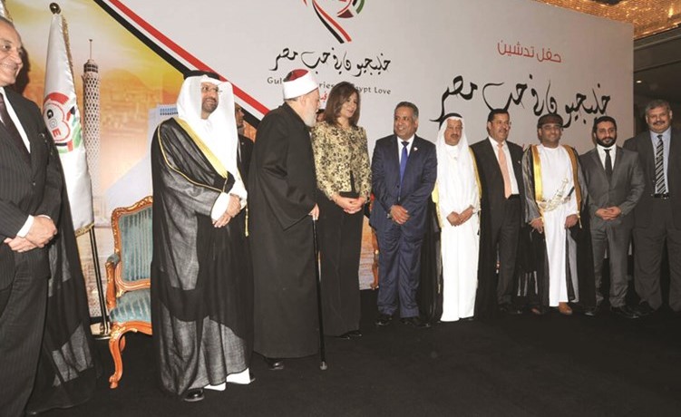 نبيلة مكرم ود.علي جمعة وعبدالمحسن أبوالحسن ويوسف العميري وعدد من الحضور﻿