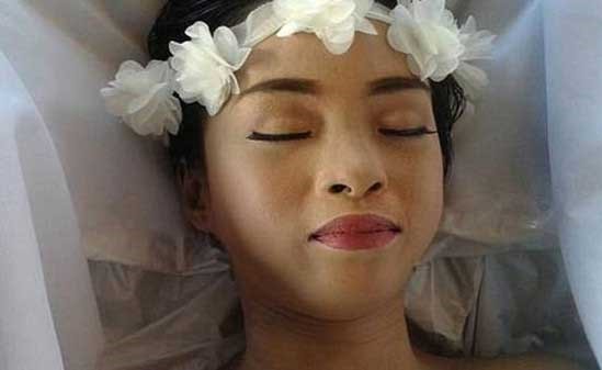 بالصور .. تنفيذ وصيّة مريضة سرطان بعد وفاتها: أرادت أن تدفن جميلة