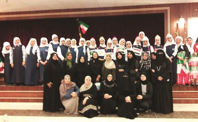 إدارة المرحلة المتوسطة في لقطة تذكارية مع الطالبات﻿