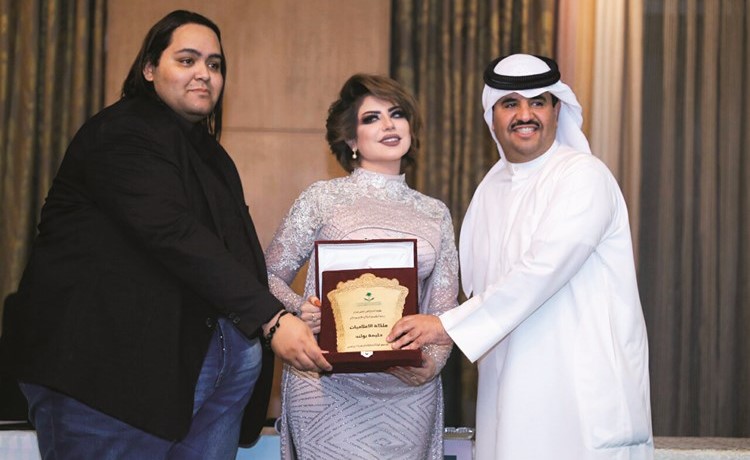 الشيخ دعيج الخليفة ونور الحراكي يكرمان الإعلامية حليمة بولند﻿