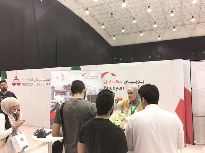 عدد من الطلاب في جناح الشركة﻿