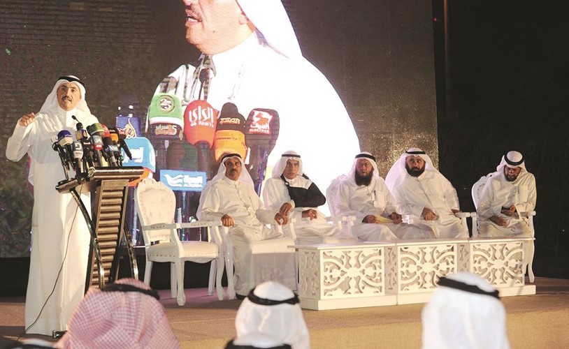 محمد المطير متحدثا في الندوة ويبدو المشاركون من النواب والنواب السابقين﻿