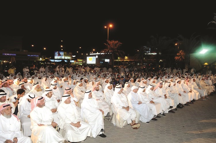 جمع من الحضور يتابع الندوة﻿