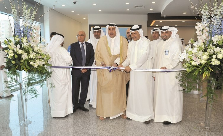 عصام جاسم الصقر والشيخ فيصل الحمود المالك الصباح ومحمد العثمان وسوريش باجباي أثناء قص شريط الافتتاح﻿