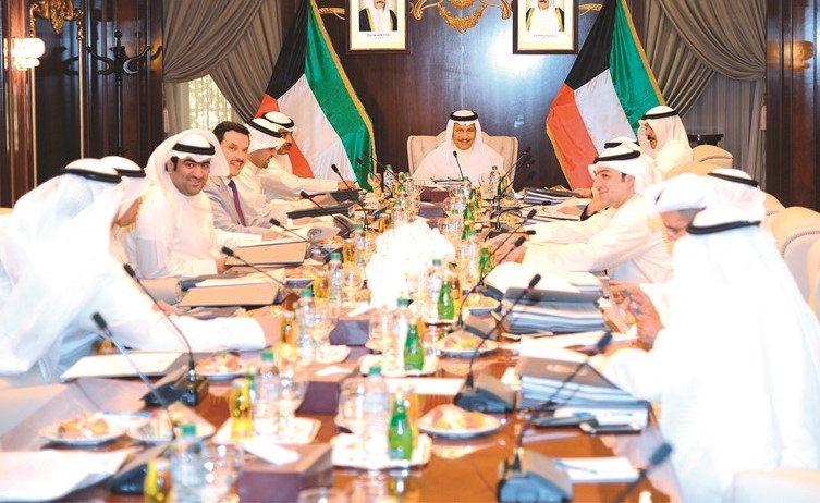 سمو رئيس الوزراء الشيخ جابر المبارك مترئسا جلسة مجلس الوزراء أمس ﻿