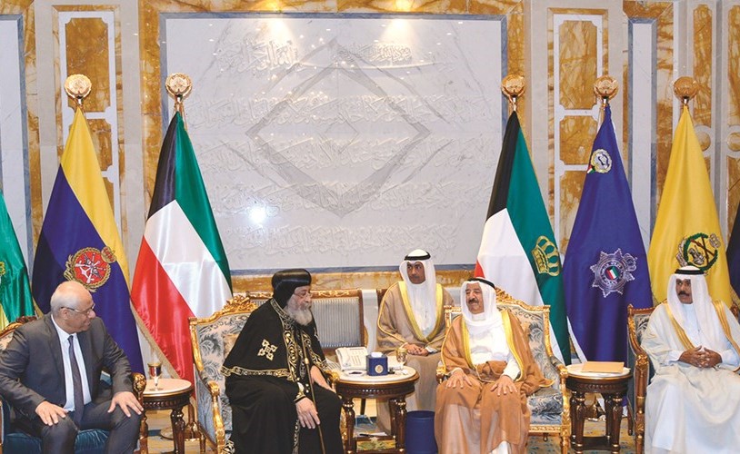 صاحب السمو الأمير الشيخ صباح الأحمد وسمو ولي العهد الشيخ نواف الأحمد وقداسة البابا تواضروس الثاني والسفير المصري ياسر عاطف﻿