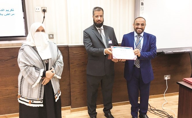 د. جمال الدعيج ود. عبير البحوه يكرمان د. منذر الحساوي على هامش الاحتفال ﻿