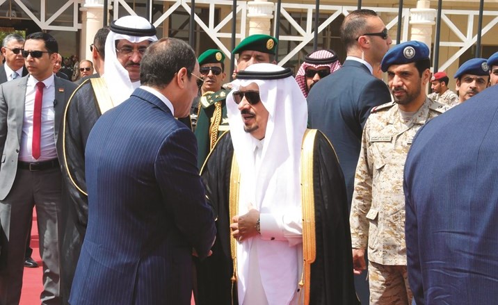 الأمير فيصل بن بندر بن عبد العزيز آل سعود أمير الرياض مودعا الرئيس عبدالفتاح السيسي﻿