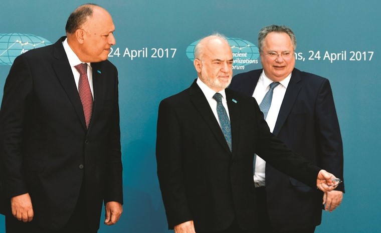 سامح شكري مع وزير الخارجية العراقي إبراهيم الجعفري ووزير الخارجية اليوناني نيكوس كوتزياس(أ.ف.پ)﻿