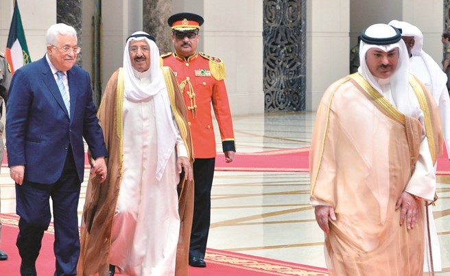 صاحب السمو الأمير الشيخ صباح الأحمد مودعا الرئيس الفلسطيني محمود عباس بحضور الشيخ خالد العبدالله﻿