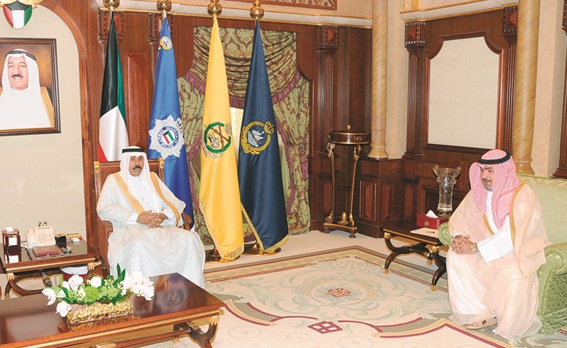 سمو ولي العهد الشيخ نواف الاحمد مستقبلا الشيخ ثامر العلي﻿