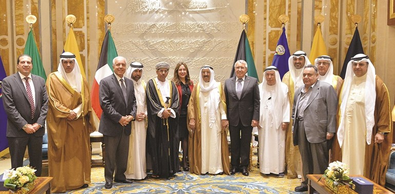 صاحب السمو الأمير الشيخ صباح الأحمد خلال استقباله الشيخ محمد العبد الله وماضي الخميس وعددا من كبار الشخصيات المشاركة في أعمال الملتقى الإعلامي العربي﻿
