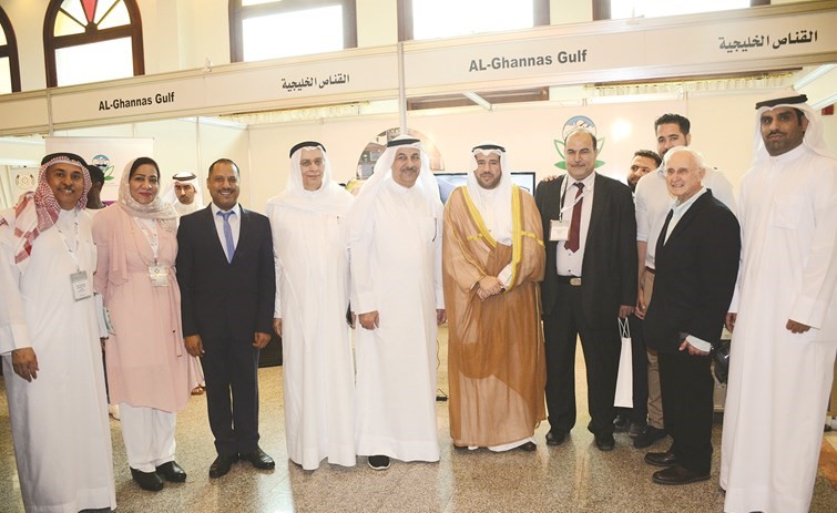 الشيخ عبدالله الأحمد وعدد من المشاركين خلال جولة في المعرض	(أحمد علي)﻿