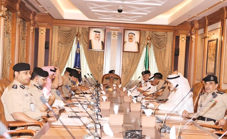 الفريق محمود الدوسري خلال ترؤسه اجتماع لجنة الشرطة﻿