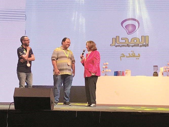 الكاتبة القديرة عواطف البدر تثني على العرض بحضور المخرج علي العلي﻿