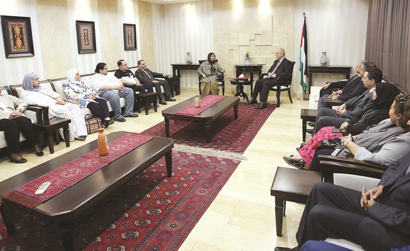 رئيس حكومة الوفاق الوطني الفلسطيني رامي الحمدالله خلال لقائه وفد وزارة التربية الكويتية ﻿