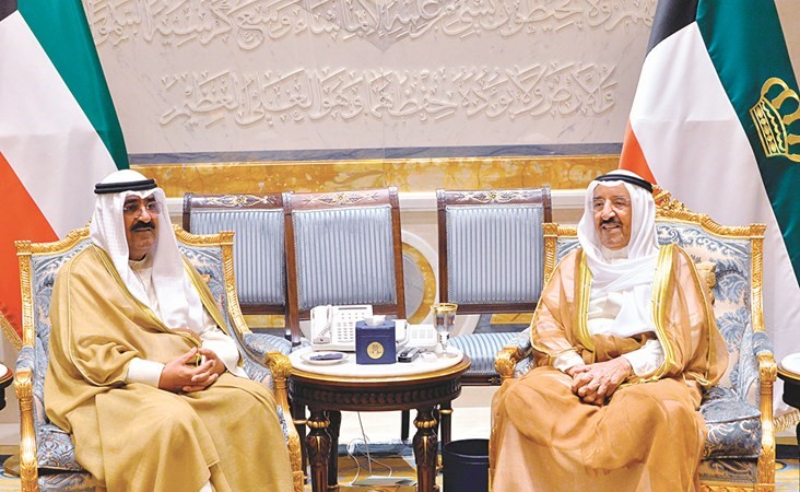 صاحب السمو الأمير الشيخ صباح الأحمد مستقبلا الشيخ مشعل الأحمد﻿