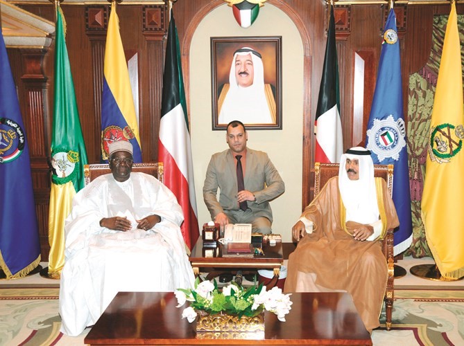 سمو ولي العهد الشيخ نواف الأحمد خلال لقائه سفير بنين موجايدو سومانو اسوفو﻿