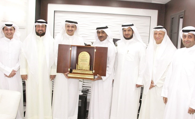 رئيس واعضاء اتحاد الجمعيات يكرمون عبدالرحمن القديري﻿