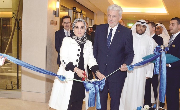 سميرة الغريب والسفير د.فلاديمير تولكاش يفتتحان المعرض المصاحب للملتقى﻿
