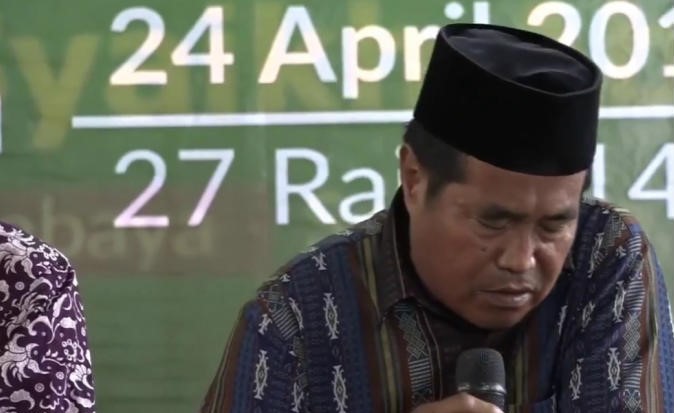 فيديو صادم.. لحظة وفاة أشهر قارئ للقرآن في إندونيسيا أثناء قراءة سورة الملك
