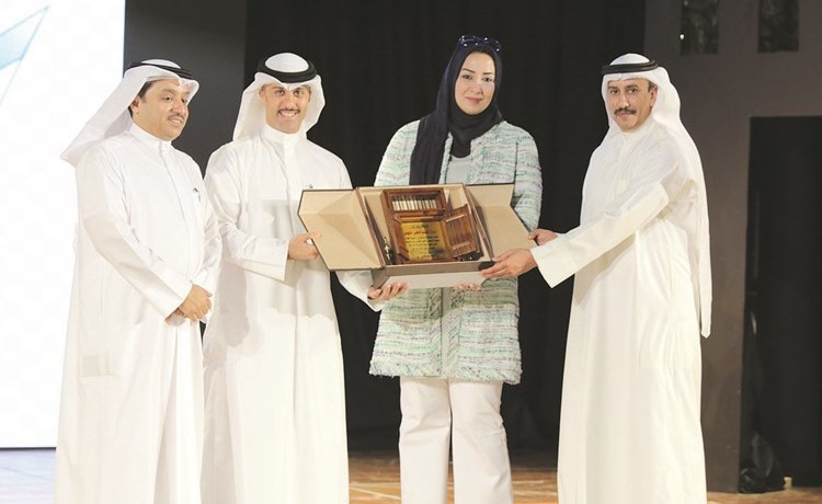 علي البغلي يتسلم درع شكر من الشيخة أمنية الصباح بحضور ممثلي وزارة التربية﻿