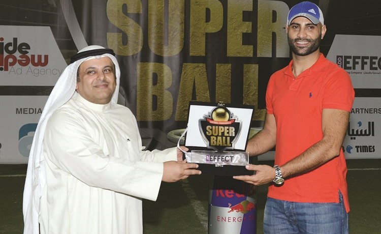 الذايدي مدير عام شركة «أد ايفكت» يختتمدورة superball لكرة القدم