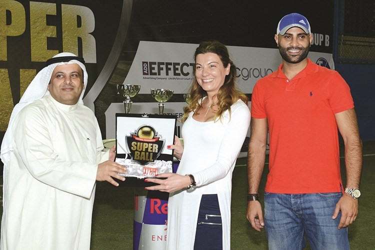 الذايدي مدير عام شركة «أد ايفكت» يختتمدورة superball لكرة القدم