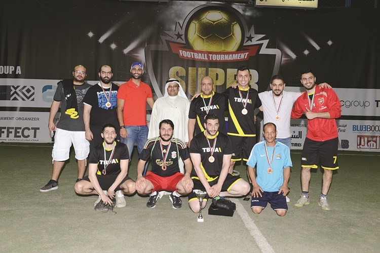 الذايدي مدير عام شركة «أد ايفكت» يختتمدورة superball لكرة القدم