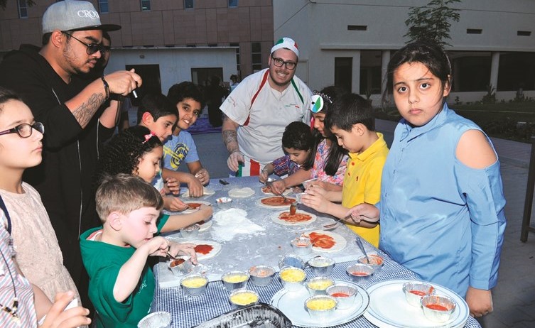 الأطفال يشاركون في صناعة البيتزا﻿