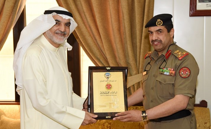 د.حقوقي فهد إبراهيم الدوسري ودرع تذكارية﻿