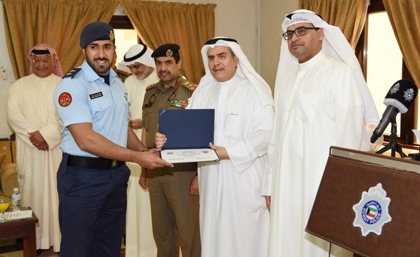 اللواء اسعد الرويح يكرم احد المشاركين في الدورة﻿