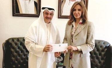 السفير عبدالعال القناعي يسلم نورا جنبلاط شيكا بالهبة المقدمة من الكويت للمركز﻿