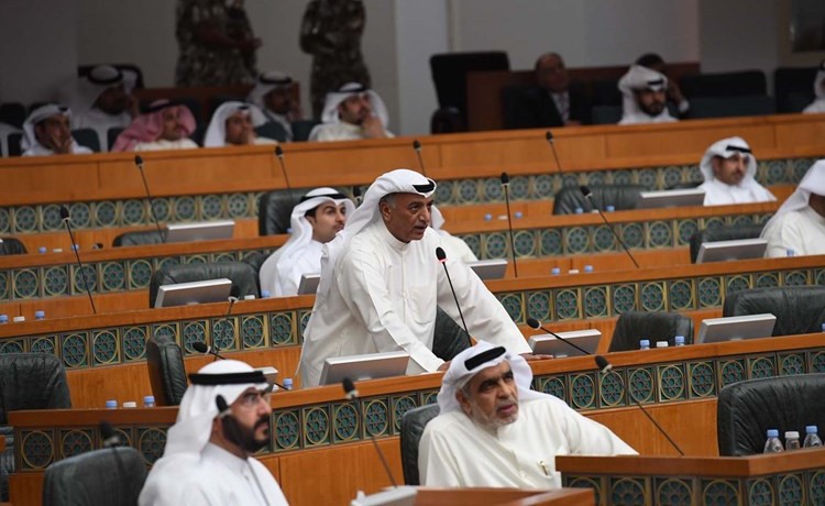 النائب شعيب المويزري متحدثا عقب تقديمه الاستجواب رسميا إلى رئيس مجلس الأمة في مكتبه ﻿