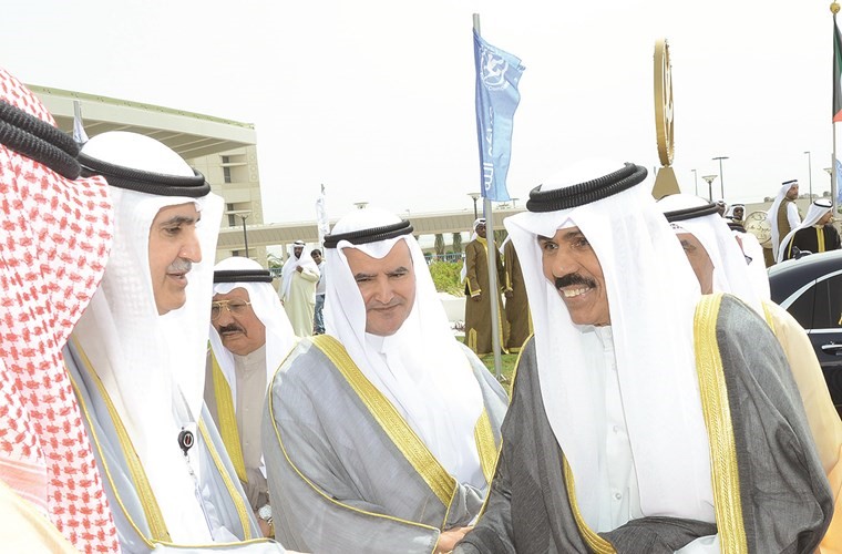 سمو ولي العهد الشيخ نواف الأحمد لدى وصوله إلى مقر الحفل وفي استقباله م. عصام المرزوق ونزار العدساني﻿