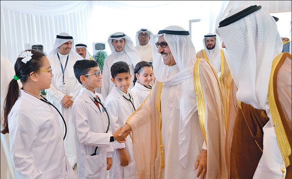 صاحب السمو الأمير الشيخ صباح الأحمد في لفتة أبوية خلال افتتاح مستشفى الأحمدي