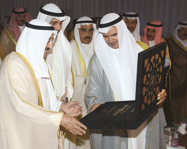 صاحب السمو يتسلم هدية تذكارية من م. عصام المرزوق ﻿