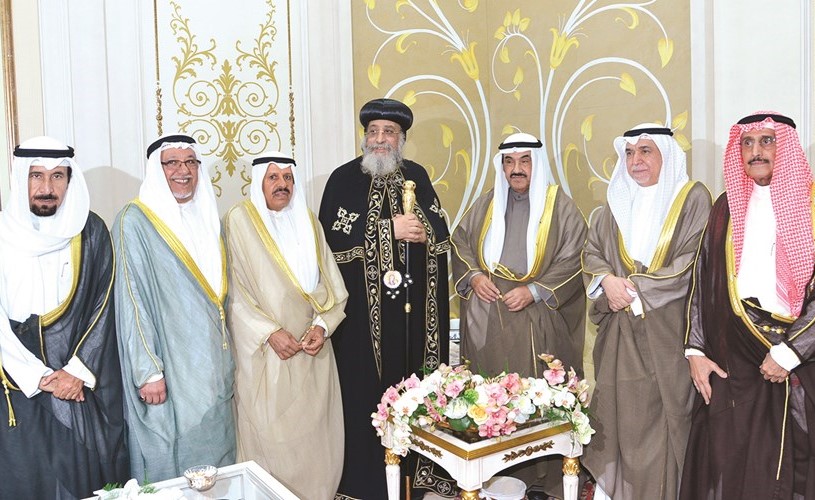 سمو الشيخ ناصر المحمد و البابا تواضروس الثاني والشيخ دعيج الخليفة والشيخ علي الجراح والشيخ علي الجابر ود. إسماعيل الشطي والشيخ د.إبراهيم الدعيج ﻿