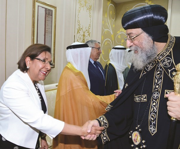 البابا تواضروس الثاني مصافحا د.موضي الحمود ﻿