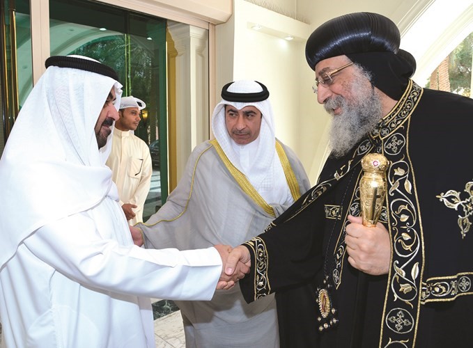 الشيخ خالد البدر مصافحا البابا تواضروس الثاني ﻿